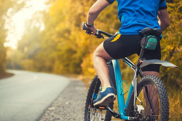Man cyclist rides in the forest on a mountain bike. — Stock Photo, Image