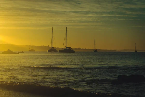 Yacht at sunrise in ocean bay — Stock Photo, Image