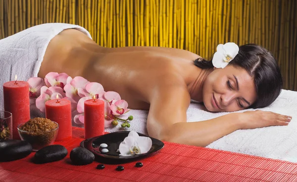 Piękna brunetka kobieta w salonie masażu — Zdjęcie stockowe