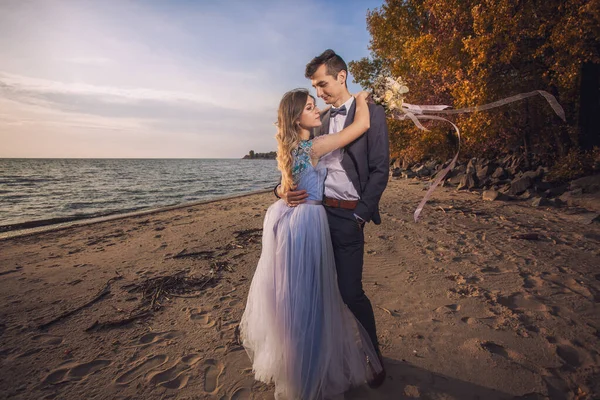 Recém-casados estão andando na praia de outono — Fotografia de Stock