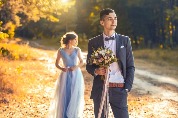 Recém-casados estão andando no parque verde — Fotografia de Stock