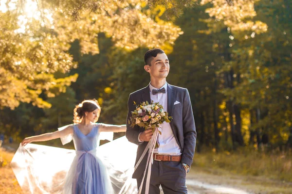 Recién casados están caminando en el parque verde — Foto de Stock