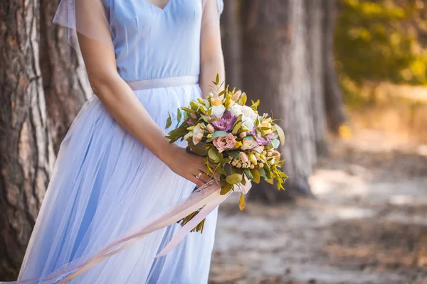 Bruidsboeket rozen in de handen van de bruiden — Stockfoto