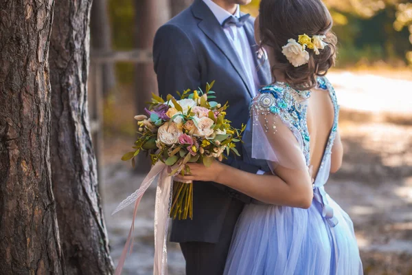 Recém-casados estão andando no parque verde — Fotografia de Stock