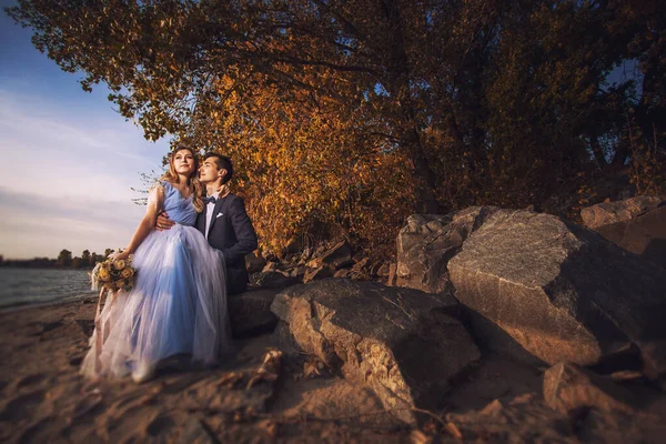 Sposi stanno camminando sulla spiaggia autunnale — Foto Stock