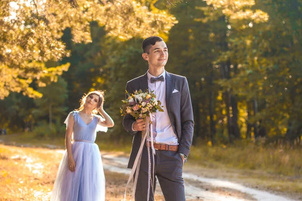 Recém-casados estão andando no parque verde — Fotografia de Stock