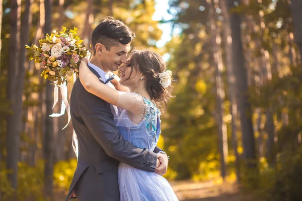 Recém-casados estão andando no parque verde — Fotografia de Stock