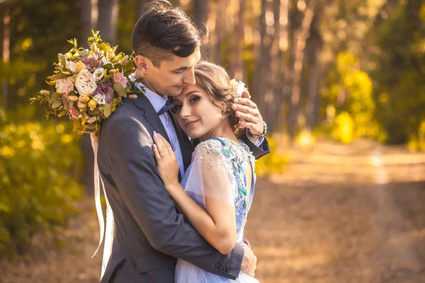 Recém-casados estão andando no parque verde — Fotografia de Stock