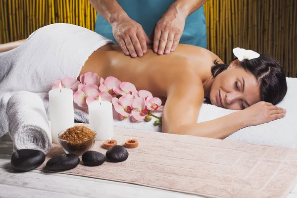 Mooie brunette vrouw in een massage salon — Stockfoto