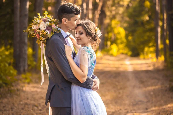 Nygifta går i den gröna parken — Stockfoto