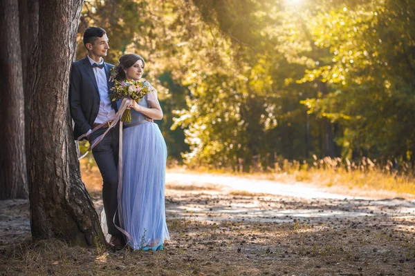 Recém-casados estão andando no parque verde — Fotografia de Stock