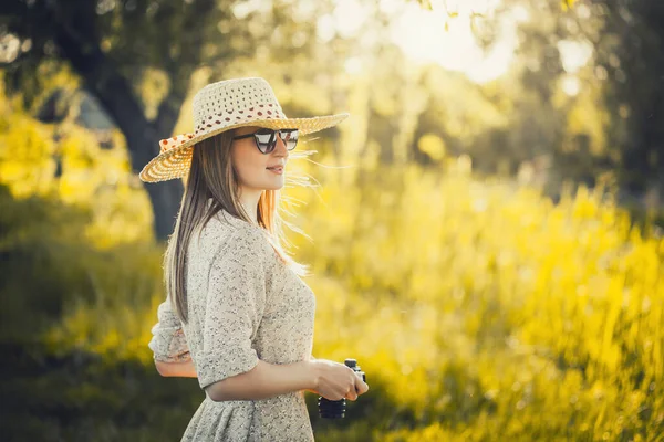 Girl Photographer Sunny Meadow Retro Camera Takes Photo Landscape — Stock Photo, Image