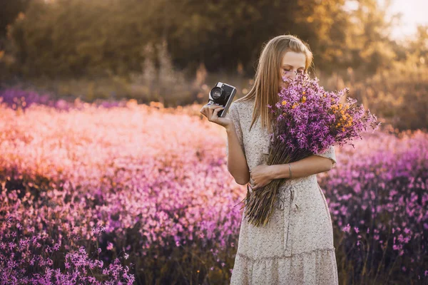 Gelukkig Vrouw Fotograaf Een Zonnige Bloeiende Weide Met Een Retro — Stockfoto