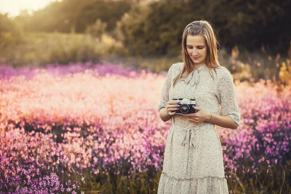 Donna Fotografa Prato Soleggiato Fiorito Con Una Fotocamera Retrò Scatta — Foto Stock