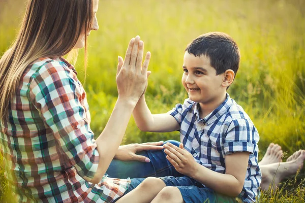 Mutter Und Sohn Spielen Auf Einer Sommergrünen Wiese Aktive Spaziergänge — Stockfoto