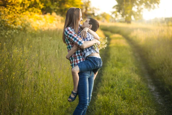 Mutter Und Sohn Spielen Auf Einer Sommergrünen Wiese Aktive Spaziergänge — Stockfoto