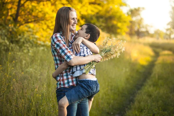 Mutter Und Sohn Spielen Auf Einer Sommergrünen Wiese Aktive Spaziergänge — Stockfoto