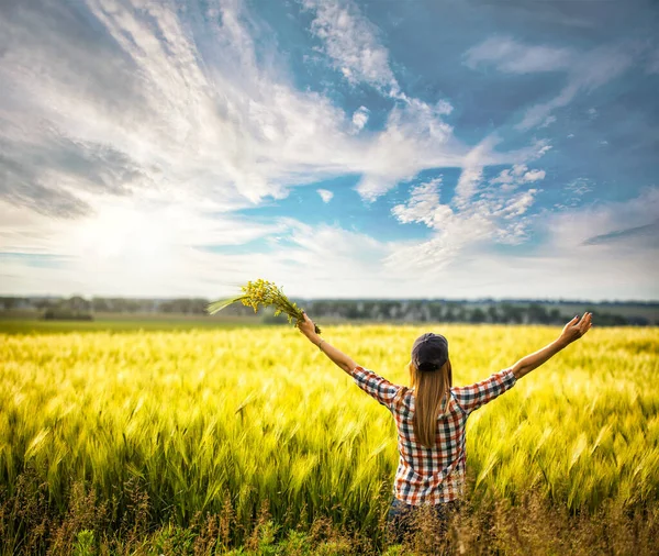 Mujer Feliz Campo Trigo Contra Cielo Atardecer Concepto Libertad —  Fotos de Stock