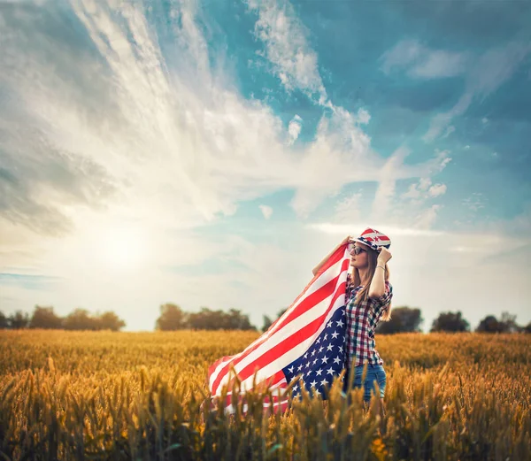 Vacker Ung Flicka Som Håller Amerikansk Flagga Vinden Ett Vetefält — Stockfoto