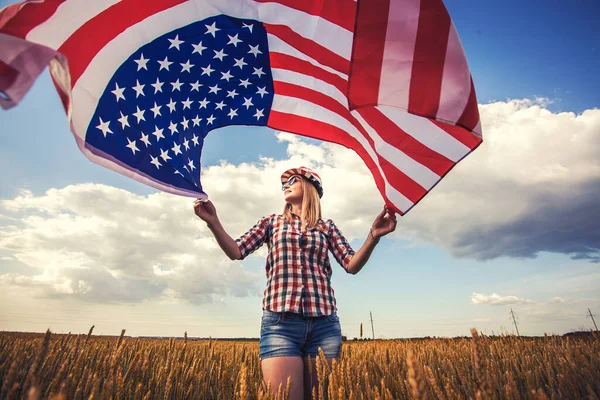 Hermosa Joven Sosteniendo Una Bandera Americana Viento Campo Trigo Paisaje —  Fotos de Stock