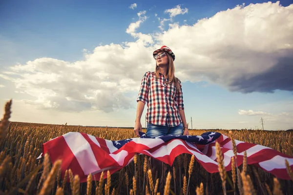 Hermosa Joven Sosteniendo Una Bandera Americana Campo Trigo Paisaje Verano —  Fotos de Stock