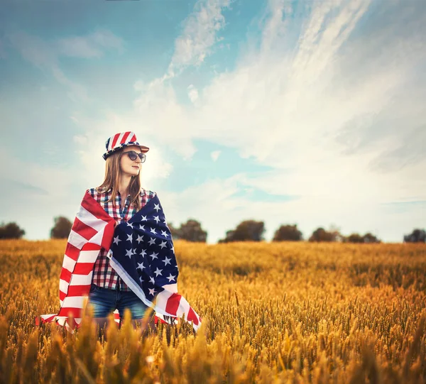 Vacker Ung Flicka Med Amerikansk Flagga Ett Vetefält Sommarlandskap Mot — Stockfoto