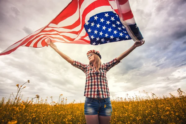 Hermosa Joven Sosteniendo Una Bandera Americana Viento Campo Colza Paisaje — Foto de Stock