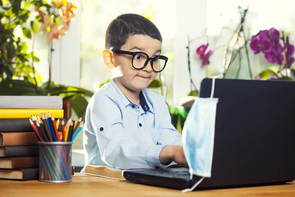 Bambino che utilizza il computer portatile per i suoi compiti, Bambino che fa uso di laptop ricerca informazioni su internet — Foto Stock