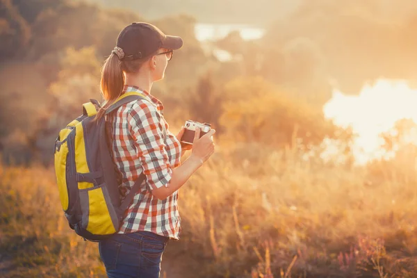 Sırt Çantası Kameralı Turist Kız Resimli Bir Çayırda Yürüyor Manzaranın — Stok fotoğraf