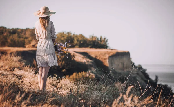 Krásná Mladá Žena Klobouku Volném Mořském Útesu Kyticí Květin Retro — Stock fotografie