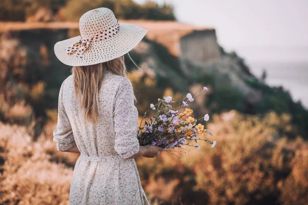 Hermosa Mujer Joven Sombrero Acantilado Alta Mar Con Ramo Flores — Foto de Stock