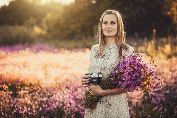 Счастливая Женщина Фотограф Солнечной Цветущей Лужайке Ретро Камерой Делает Снимок — стоковое фото