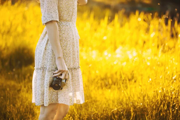 Chica Fotógrafa Prado Soleado Con Una Cámara Retro Toma Una — Foto de Stock