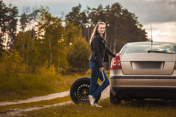 Femme Sur Une Voiture Heurté Une Roue Sur Route Vous — Photo