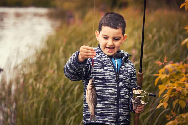 Rapaz Bonito Pega Peixe Lago Verão Atividade Pesca Natureza Infância — Fotografia de Stock