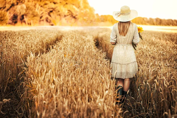 Caucasian Woman Sunflowers Retro Dress Hat Summer Wheat Field — Stock Photo, Image
