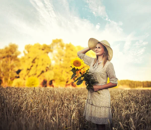 Caucasian Woman Sunflowers Retro Dress Hat Summer Wheat Field — Stock Photo, Image