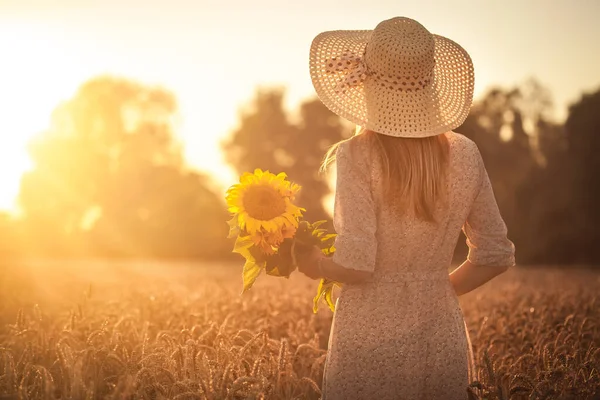 Kaukasische Frau Mit Sonnenblumen Retro Kleid Und Hut Einem Sommerweizenfeld — Stockfoto