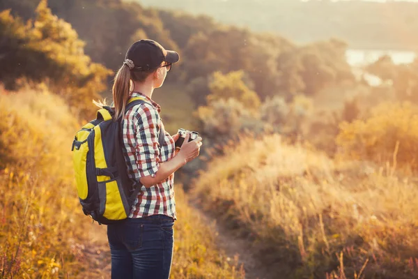 Tourist Girl Backpack Camera Walks Picturesque Meadow Photographs Picturesque Landscape — Stock Photo, Image