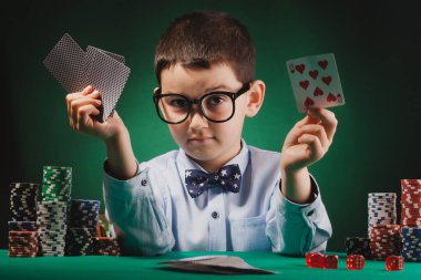 Küçük çocuk kumarhanede poker oynuyor..