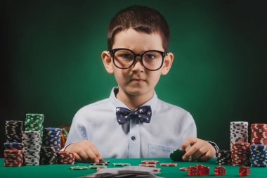 Küçük çocuk kumarhanede poker oynuyor..