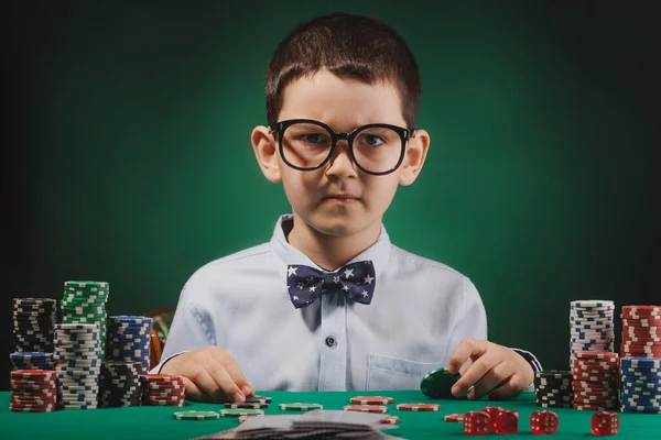 Kleine jongen die poker speelt in een casino. — Stockfoto