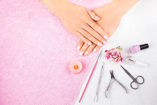 Bela manicure rosa com rosa, conjunto de manicure, nas toalhas brancas e rosa — Fotografia de Stock