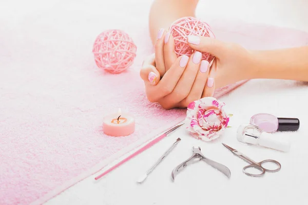 Bela manicure rosa com rosa, conjunto de manicure, nas toalhas brancas e rosa — Fotografia de Stock