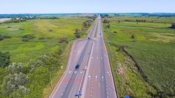 survol de l'autoroute avec voitures et camions