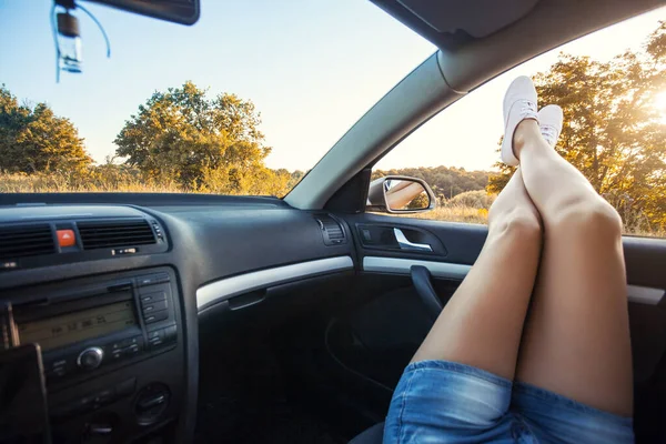 Les jambes des femmes par la fenêtre de la voiture. — Photo