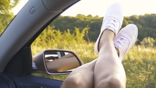 Womans legs out of the car window. — Stock Video