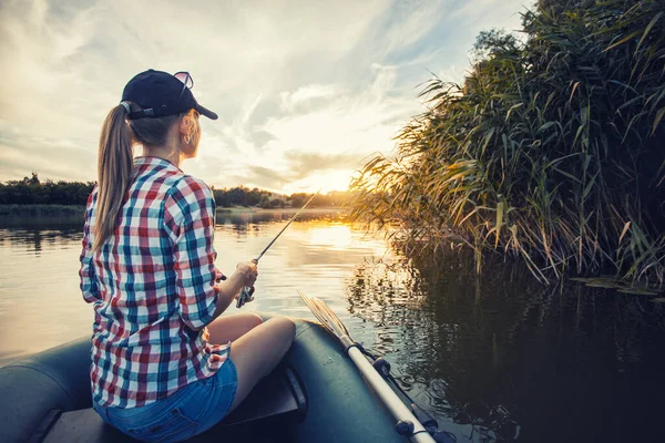 Söt kvinna fiskar med spö på en sommarsjö — Stockfoto