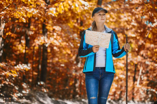 젊은 여자가 가을 벌판을 걷고 있습니다. — 스톡 사진