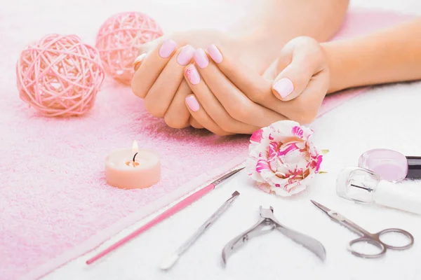 Hermosa manicura rosa con rosa, juego de manicura, en las toallas blancas y rosadas — Foto de Stock